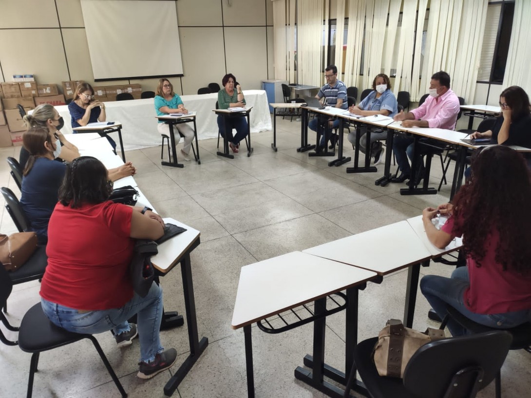 REUNIÃO COM EDUCADORAS E REPRESENTANTES DA PREFEITURA